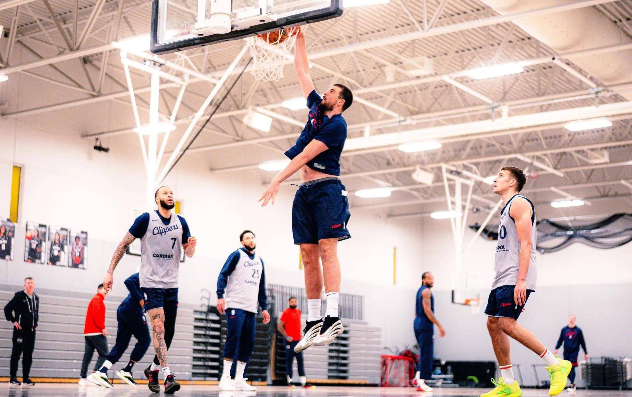 黄蜂取得关键胜利，击败魔术赢得比赛