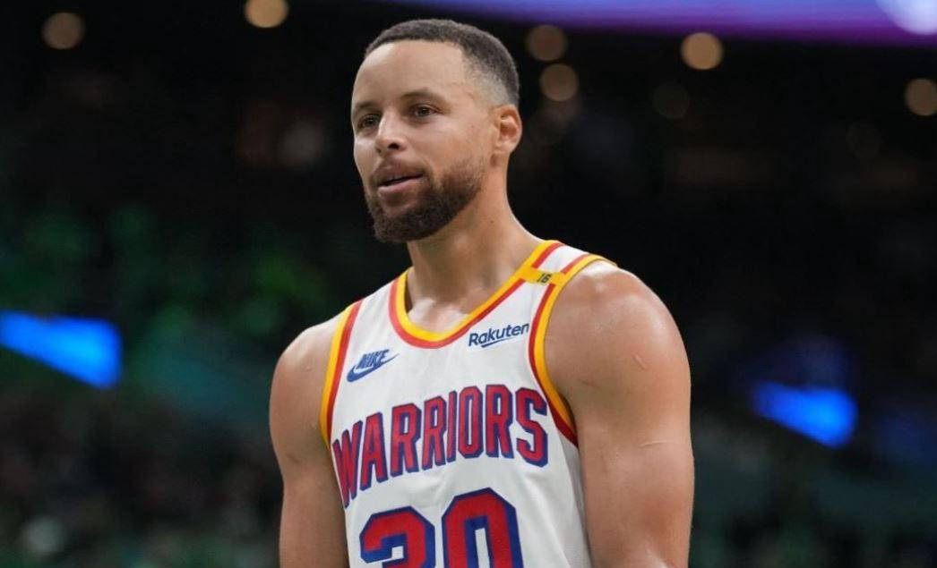 库里连续十二场比赛得分超过伤愈复出，美国队冲击纪录！